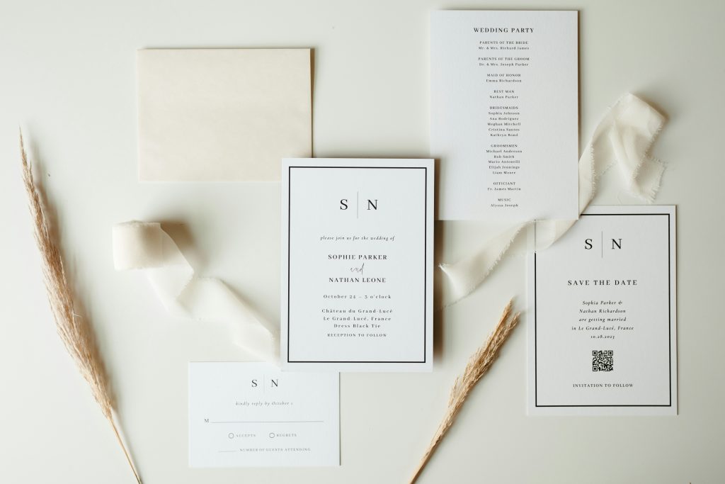 Détails raffinés d’un mariage sobre et chic en Polynésie Flatlay de mariage sobre et chic avec faire-part élégants, illustrant l’univers raffiné et sur mesure des mariages haut de gamme en Polynésie française.